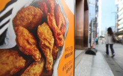 혼자 치킨값 올리던 교촌, 2등마저 뺏겼다… ‘빅3’ 또 순위 변동