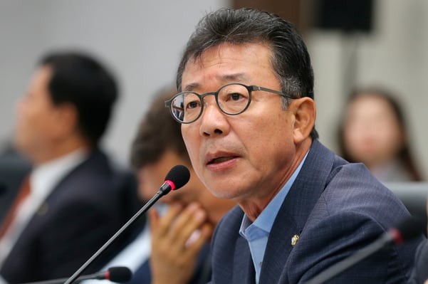 홍철호 전 대통령비서실 정무수석 조사 진행 중, 내란 및 외환 관련 혐의 수사 계속