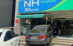 대낮 지역 농협에 70대가 몰던 BMW 돌진…운전자 경상