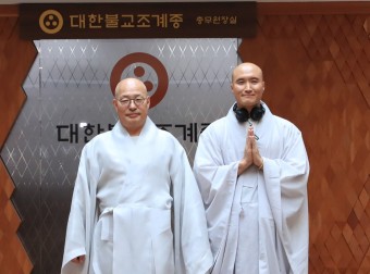 조계종 총무원장 진우 스님, ‘뉴진 스님’ 만나 헤드셋 선물
