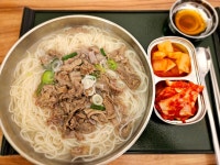 국수 먹고 배 두들기며 이쑤시개 물고 나왔다