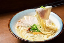 정중동의 진중한 국물과 단단한 면발… 계단 밑 그 라멘집은