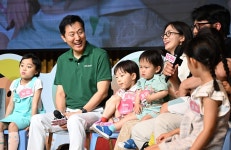 오세훈 서울시장, 2024 탄생응원 서울축제 참석…다둥이 가족 응원