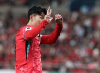 중국 팬 야유에… 손흥민 ‘3대0′ 제스처 도발, 무슨 의미?