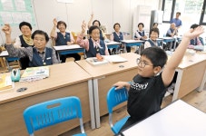 ‘폐교 위기’ 초등학교, 80대 신입생들이 살렸다