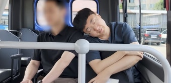 충주맨 김선태는 ‘버스 꿀잠’ 패러디…이준석 “언제든 합방”