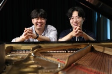 스물넷 동갑내기 듀오의 ‘7시간 피아노 마라톤’