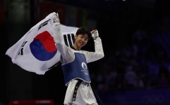 심판도 감독도 배꼽인사…‘K 예절’ 보여준 태권도 비디오판독