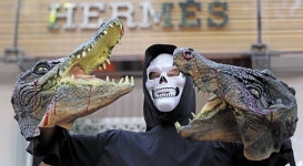 “악어 가죽 제품 생산 멈춰라”