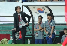 홍명보 “첫 경기 못 이겨서 죄송... 야유는 내가 견뎌야 할 문제”