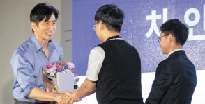 탈북청소년과 지켜온 차인표의 의리, 20주년 감사패로 돌아왔다