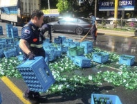 대구 도심 도로에 소주 1500병 ‘와르르’…40분만에 정리한 이들 정체는