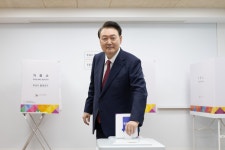 尹, 재보궐선거 투표… 김건희 여사 동행 안 해
