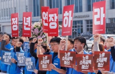 부모·자식 ‘이중 부양’… 900만 ‘낀세대’가 불붙인 정년 연장