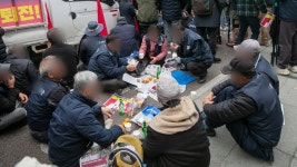 평일 도심 점령한 집회, 거리서 술판... “업무 차질, 퇴근 지옥”