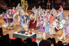 [이번 주 뭐 볼까] 골목 끝 ‘조명가게’의 비밀, 소리꾼들의 마당놀이 한판