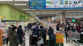 대형마트 휘청일 때… 동네 식자재마트 ‘북적’