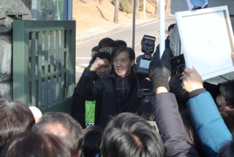 조국 서울구치소 수감...“판결 동의 못하지만 국민 의무 다하겠다”