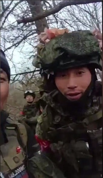 젤렌스키, 북한군 추정 영상 공개...  “러, 은폐 위해 전사자 시체 불태워”