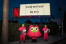 베네치아 해변에도 ‘영희’가… 오겜 D-1, 세계가 기다린다