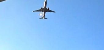 무안공항 사고 목격자 “여객기 착륙 중 새 떼 충돌 후 엔진서 화재”