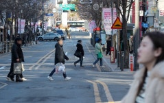 [C컷] “차가 덮칠까 무서워” 불안한 신촌 연세로