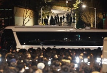 [속보] 경찰, 사다리 통해 차벽 넘어 공관 내부 진입... 2차 저지선도 통과
