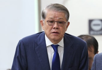 ‘횡령·배임’ 최신원 前 SK네트웍스 회장 2심서 징역 2년 6개월...법정 구속