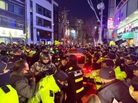 서부지법 앞 尹지지자들, 밤샘 시위 지속… 일부 ‘텐트 장기전’ 돌입