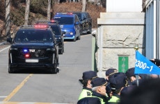 尹, 헌재 도착... 두번째 탄핵심판서 김용현과 대면한다