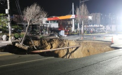 서울 명일동에 4개 차로 넓이 싱크홀 ‘푹’…“오토바이 빠졌다”