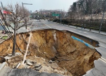 강동구 싱크홀 실종자 12시간 넘게 매몰…오토바이·휴대폰 발견