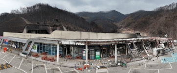 의성 산불 덮쳐 고속도로 청송휴게소 양방향 모두 불타