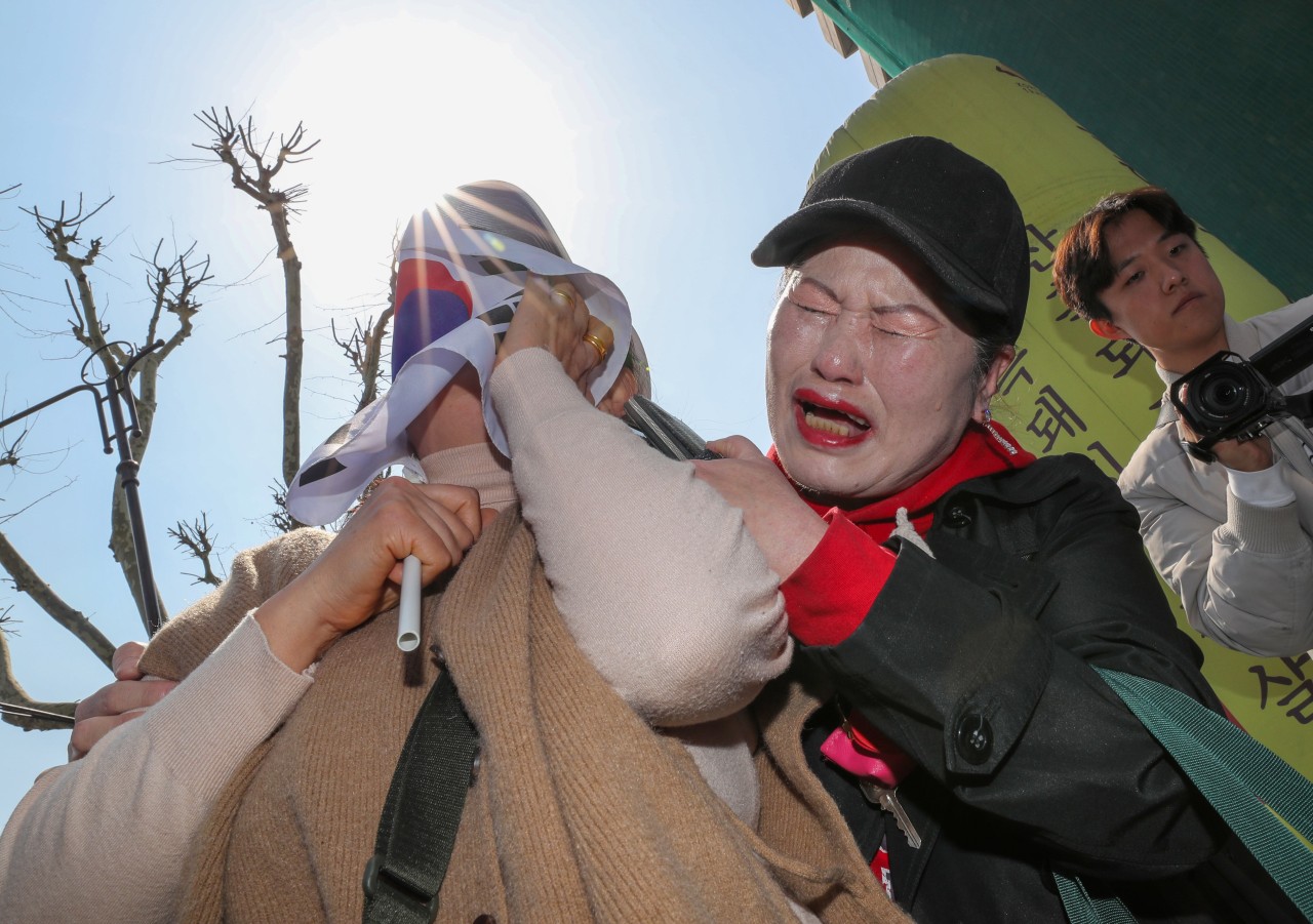 윤석열 전 대통령 재구속 소식, 지지자들 망연자실한 기색으로 집회 해산