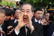 한덕수 5·18묘지 참배 막히자... “여러분, 저도 호남 사람입니다”