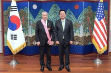 골드버그 前대사에 수교훈장 광화장 수여