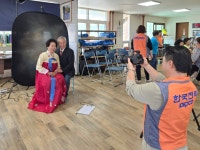 송전선 지나는 79개 마을... 괴담 맞서 1100번 만나 설득했다