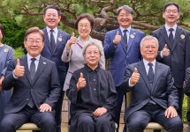 盧묘역 참배한 李 “사람 사는 세상의 꿈 완성할 것”