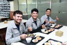 TMS중공업구내식당 | 자체 한국어 시험, 식당엔 스리라차… K조선소 ‘다문화 용광로’ 변신