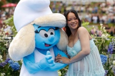 샤넬이 840시간 들여 만든 드레스…리한나의 ‘스머프’ 패션 보니