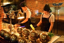 北 평양 신도시 명소로 뜬 ‘이 식당’...부자들 사이서 인기 폭발