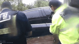 “차에 갇혔어요” 구조요청… 물바다 뚫고 모녀 구한 수퍼맨