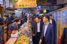 李대통령, 전통시장 깜짝 방문... 상인들 “2차 소비쿠폰 기다려”