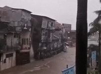 건물 통째로 ‘폭삭’ 무너졌다… 인니 발리섬 홍수로 14명 사망