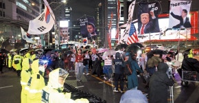 명동 중국대사관 인근서 반중 집회, 막아선 경찰