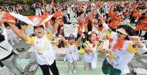 가을 야구에 들뜬 대전… 전광판 앞 야외 응원에 6000명 몰렸다