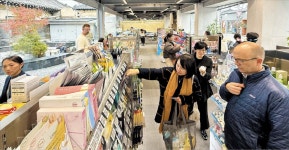 렌터카, 다음주까지 예약 끝… 세탁소엔 정장 다림질 행렬