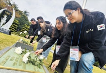 “할아버지 흘린 피 헛되지 않게 해줘 감사”