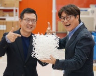 3D프린터로 내 얼굴 꼭 맞는 안경 뚝딱, 하버드 경영대학원이 혁신 사례 꼽은 K-안경