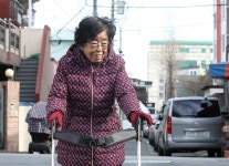 헌옷 팔아 2억 기부… 254명 장학금 준 할머니